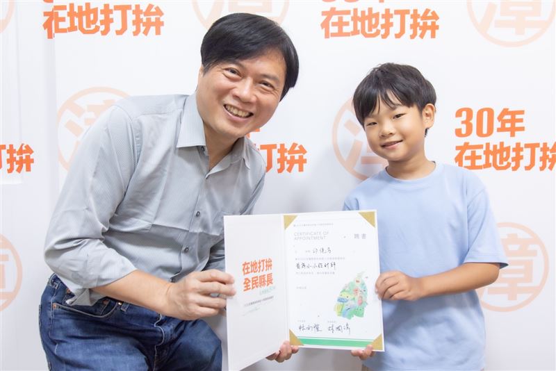 林國漳親頒「首席小小設計師」聘書，童趣手繪地圖溫暖選戰日常