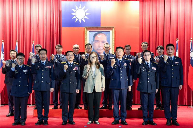 海巡署舉行晉陞任授階典禮,管碧玲勉守護海疆三安使命。(圖/海巡署提供)
