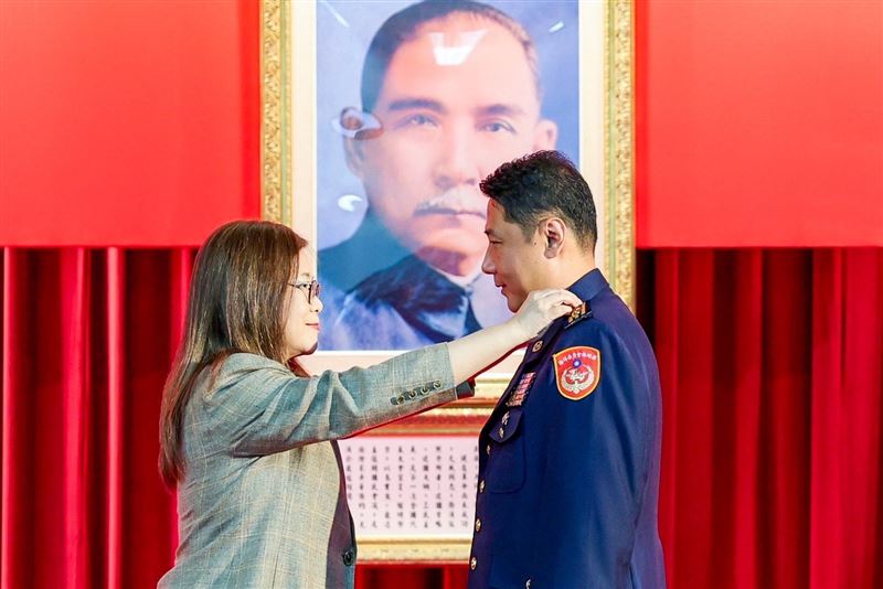 海巡署舉行晉陞任授階典禮,管碧玲勉守護海疆三安使命。(圖/海巡署提供)