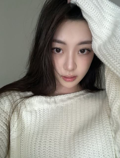 曾參加《青春有你2》的女藝人王承渲近年淡出鎂光燈，今年赴澳洲打工度假，沒想到近日卻自曝工作時疑似遭遇同事頻繁推工作。（圖／翻攝自王承渲IG）