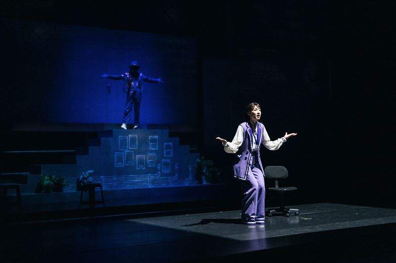 曾珮瑜(右)與叉燒在《都更男女》演出精彩。(圖/金星文創提供)