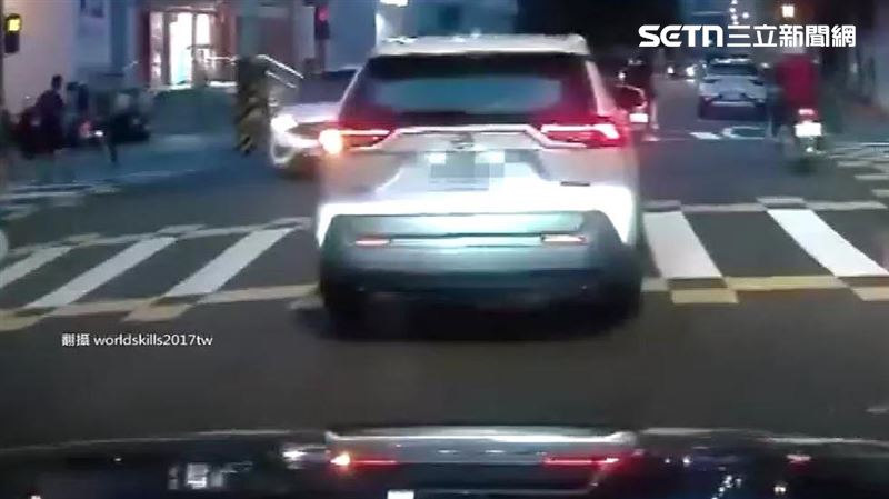 休旅車突掉出1人　女跳車屁股著地重摔