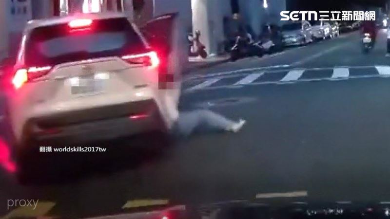 台北士林百齡國小旁,有一名女子在車輛行進轉彎時突然開門跳車,女子落地後整個人翻了一圈,嚇壞民眾。(圖/翻攝自Threads @worldskills2017tw)