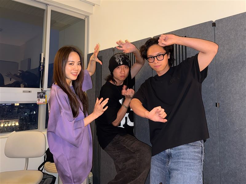 YoungLee(左起)〈漂亮美好〉找來aDAN薛詒丹合唱、Sōryo擔任製作人。(圖/大瓢蟲文化提供)