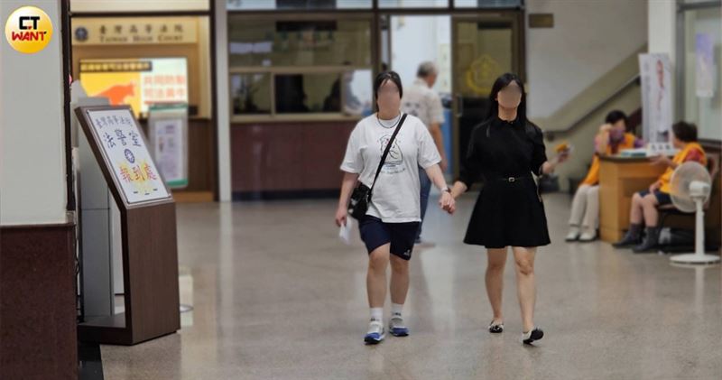 李姓女子(左)因學歷不如哥哥,為滿足虛榮感而假冒東大交換生潛入台大兒醫。(圖/劉松霖攝)