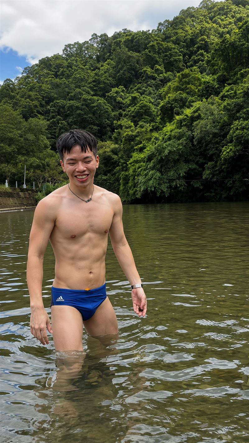 郭柏鴻時而彎腰在清澈溪水中打水漂,時而浸泡在涼爽的溪水裡。(圖/翻攝自郭柏鴻IG)