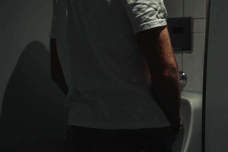 伊朗1名41歲男子長期受尿失禁困擾,因不堪頻繁漏尿的折磨,竟異想天開將強力膠直接滴入尿道。示意圖(pexels提供)