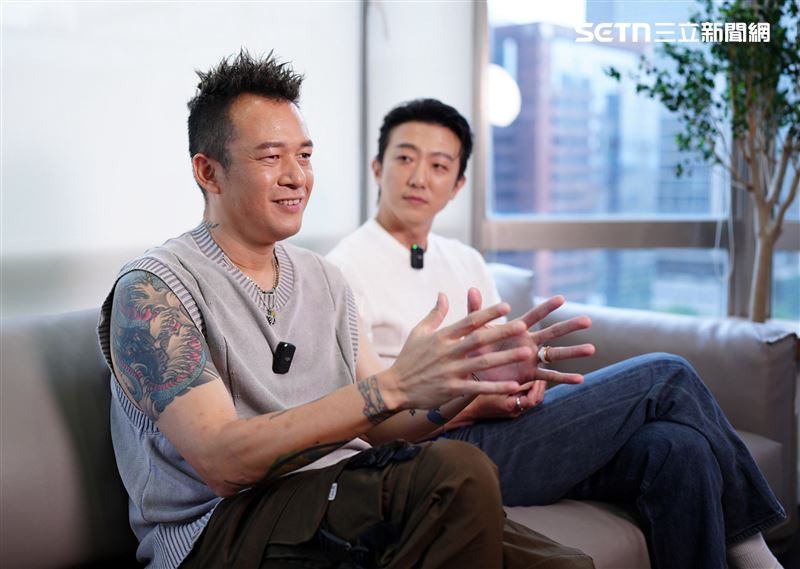 懷秋、阿BEN接受專訪時談到不少《網紅老爸》拍攝趣事。(圖/記者田俊彥攝影)