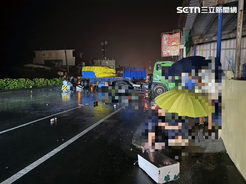 台1線屏東枋山路段發生自撞車禍，拖板車撞壞變電箱，導致嘉禾村停電。（圖／翻攝畫面）