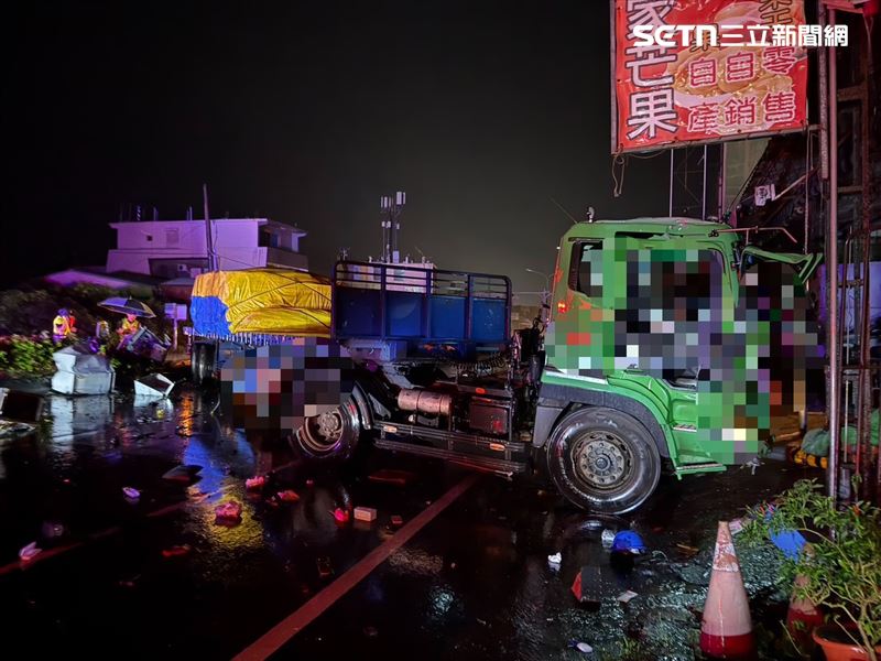 台1線屏東枋山路段發生自撞車禍，拖板車撞壞變電箱，導致嘉禾村停電。（圖／翻攝畫面）