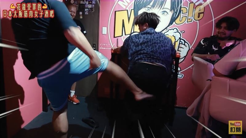 擁有 22 萬訂閱的健身 YouTuber 酒吧老闆親自上陣,蓄力一腳將蔡阿嘎直接踢飛,強大爆發力令全場震驚。(圖/翻攝自蔡阿嘎YouTube)
