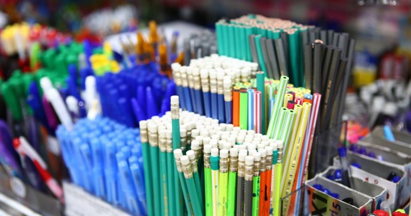 開學前一晚不少家長臨時替孩子採買文具,文具店湧現大批人潮。(示意圖/翻攝自unsplash)