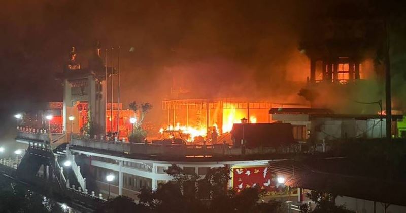指南宮24日晚間發生火警,宮廟建築陷入全面燃燒,警消緊急趕往現場灌救。(圖/CTWANT)