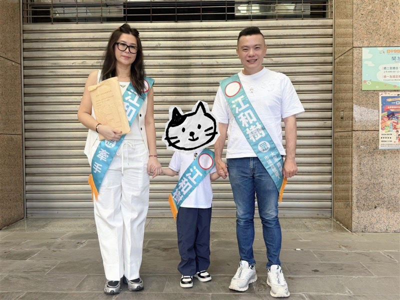 江和樹牽著7歲孫子搶登記頭香,超狂人生再次引發討論。(圖/翻攝自江和樹臉書)