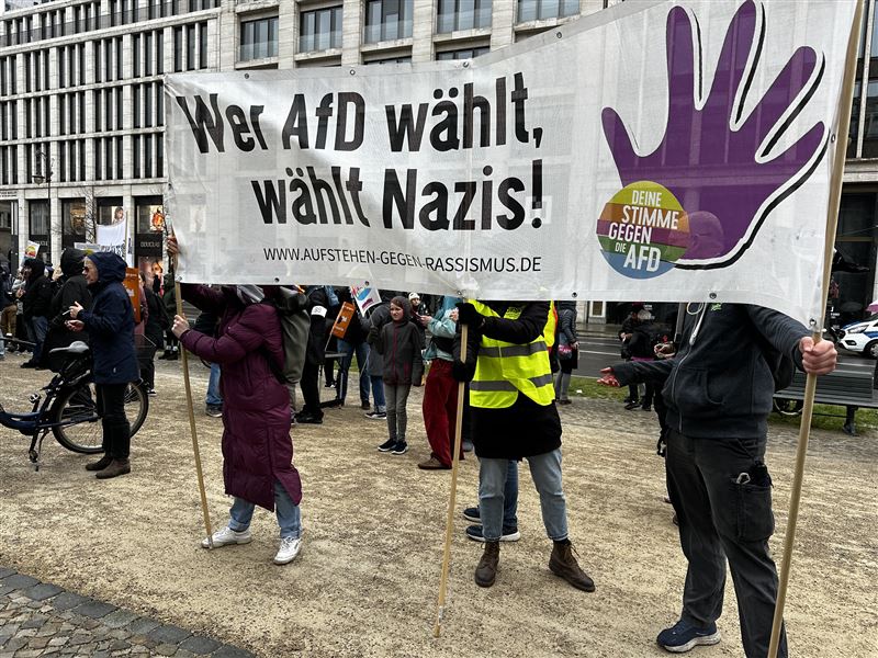 德國柏林民眾上街反對極右政黨「德國另類選擇黨」(AfD),遊行布條寫著「投給AfD,就是投給納粹」。在AfD聲勢升高之際,德國社會反對極右勢力的動員也持續出現。(圖/記者彭光偉攝影)