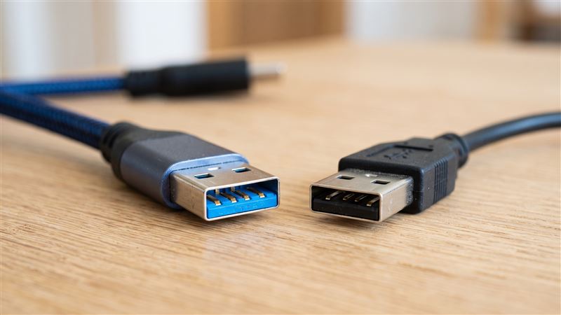 日本大型電腦與3C科技產品專賣店發文,若USB3.0插入電腦連接埠速度太慢,恐會讓傳輸淪為2.0。(示意圖/AI製圖)