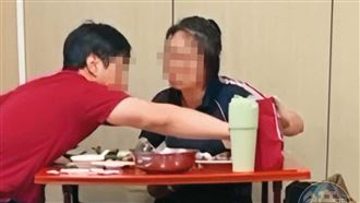 直擊上班幽會入香閨　台中政風主任偷情她