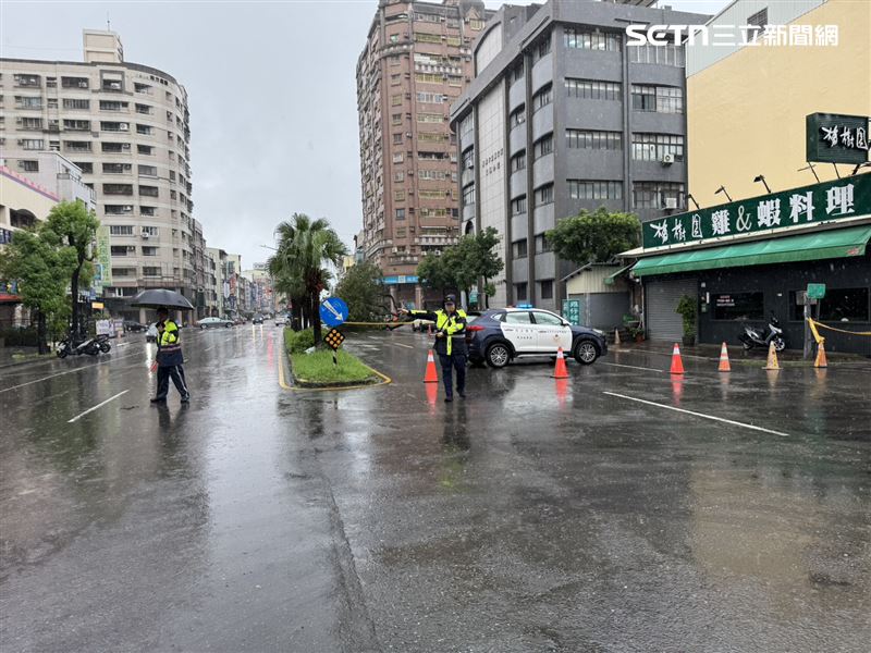 警方獲報到場拉起封鎖線指揮交通。(圖/翻攝畫面)