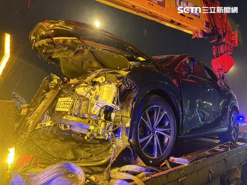 曾姓男子駕車行經南下 190.8 公里處時,車輛失控自撞匝道出口護欄,造成車頭全毀。(圖/翻攝畫面)