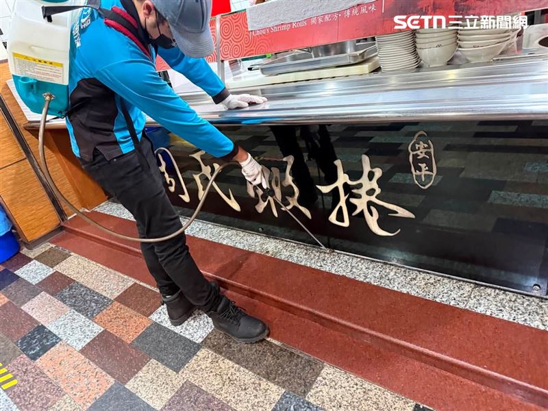 周氏蝦卷回應,事發後公司已做全面的清消噴藥消毒。(圖/翻攝自周氏蝦卷臉書)