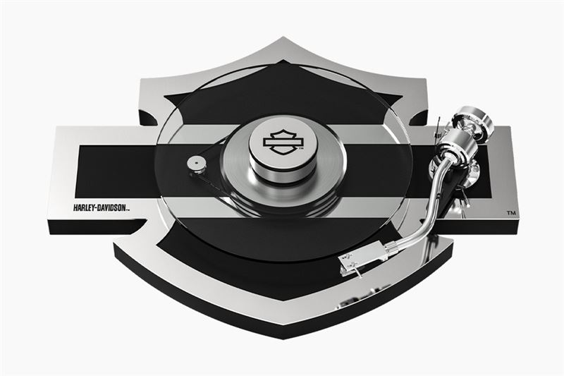 唱片機底座做成哈雷經典Bar & Shield盾形輪廓。(圖/翻攝Pro-Ject網站)