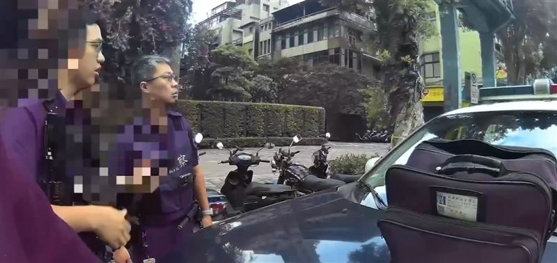 王男將車頭凹陷的小客車停放在派出所對面,神情茫然被逮個正著。(圖/翻攝畫面)