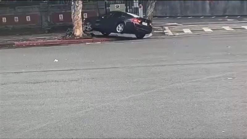 北市男酒駕撞路樹落跑！停派出所對面被抓