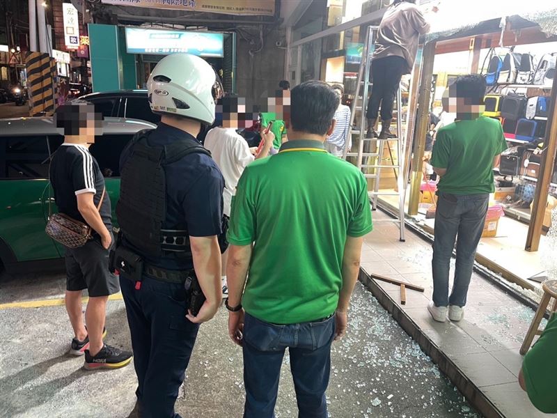 陳姓男子駕駛MINI Cooper到「魚中魚」寵物賣場購物,停車時突然暴衝撞進店家。(圖/翻攝畫面)