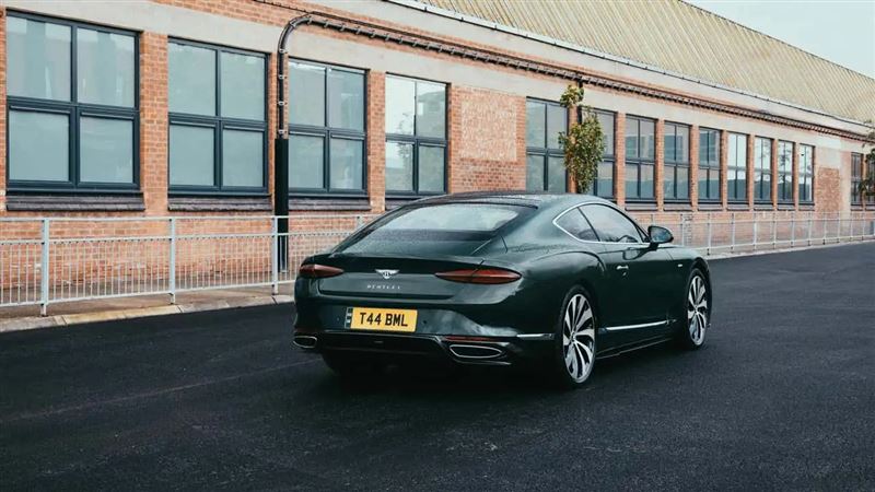 車身採用經典Barnato Green巴納托綠。(圖/翻攝Bentley網站)