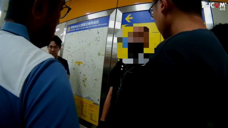 警方今晨在南勢角站逮捕白姓男子。(圖/翻攝畫面)
