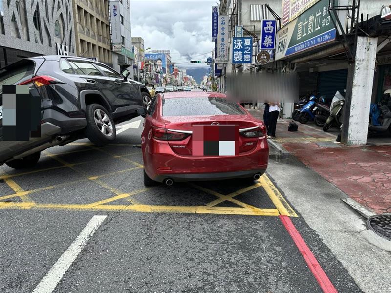 T牌黑色休旅車行經中山路時，撞上一輛剛起步左切的M牌紅色轎車，直接騎上紅色轎車的車頭。（圖／翻攝畫面）