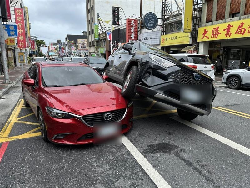 一輛黑色休旅車右前輪直接騎上紅色轎車的車頭。（圖／翻攝畫面）