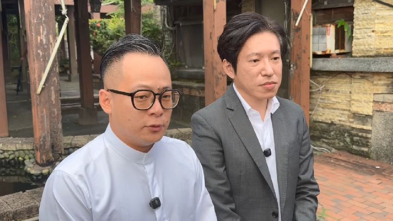 民主進步黨基隆市長參選人、基隆市議會議長童子瑋(左)1日邀行政院祕書長張惇涵(右)到基隆安樂區,了解國道客運通勤狀況,童子瑋爭取優化國道客運1815路線