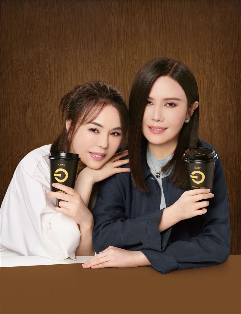 江蕙（右）合體江淑娜（左）拍攝廣告。（圖／全聯提供）