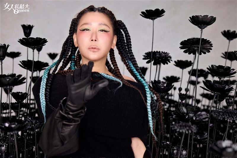 藍心湄以黑色極簡造型,暢談卸下舞台光環後最真實的模樣。(圖/TVBS提供)
