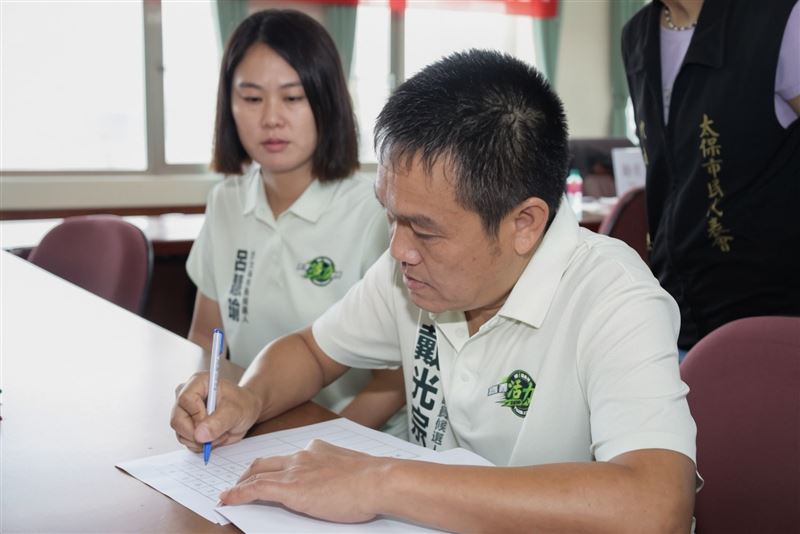 戴光宗今日前往嘉義縣選舉委員會,正式登記參選嘉義縣第一選區(水上、鹿草、太保)縣議員。(圖/戴光宗提供)