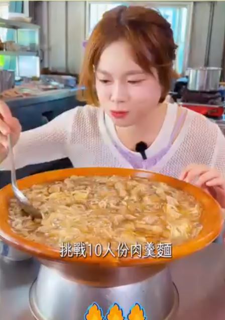 大胃王小慧曾挑戰巨無霸肉羹麵。（圖／翻攝自IG @xiaohui_foodie）