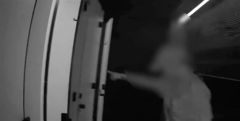 警方先將林男帶回派出所保護管束,直到其清醒後始讓其離去。(圖/翻攝畫面)