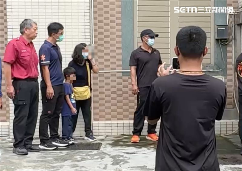 檢警今(1)日上午於竹山秀傳醫院進行相驗,伍員的老母親(左3)、妹妹、妻子以及年幼的兒子(左4)皆強忍悲痛趕抵醫院陪同,現場氣氛無比凝重哀戚。(圖/翻攝畫面)