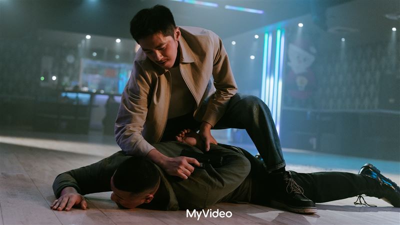 李國毅動作戲突改一鏡到底,拍完全身血。(圖/台灣大哥大MyVideo提供)