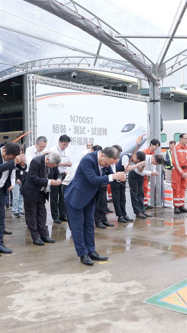 高鐵公司董事長史哲率領高鐵團隊於燕巢總機廠舉行測試祈福儀式。(圖/高鐵提供)