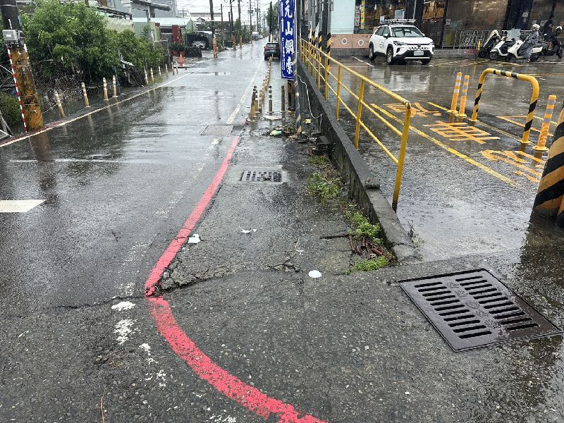 高雄持續豪雨，多處出現零星災情，大寮區道路一度出現路面積水。（高雄市水利局提供）