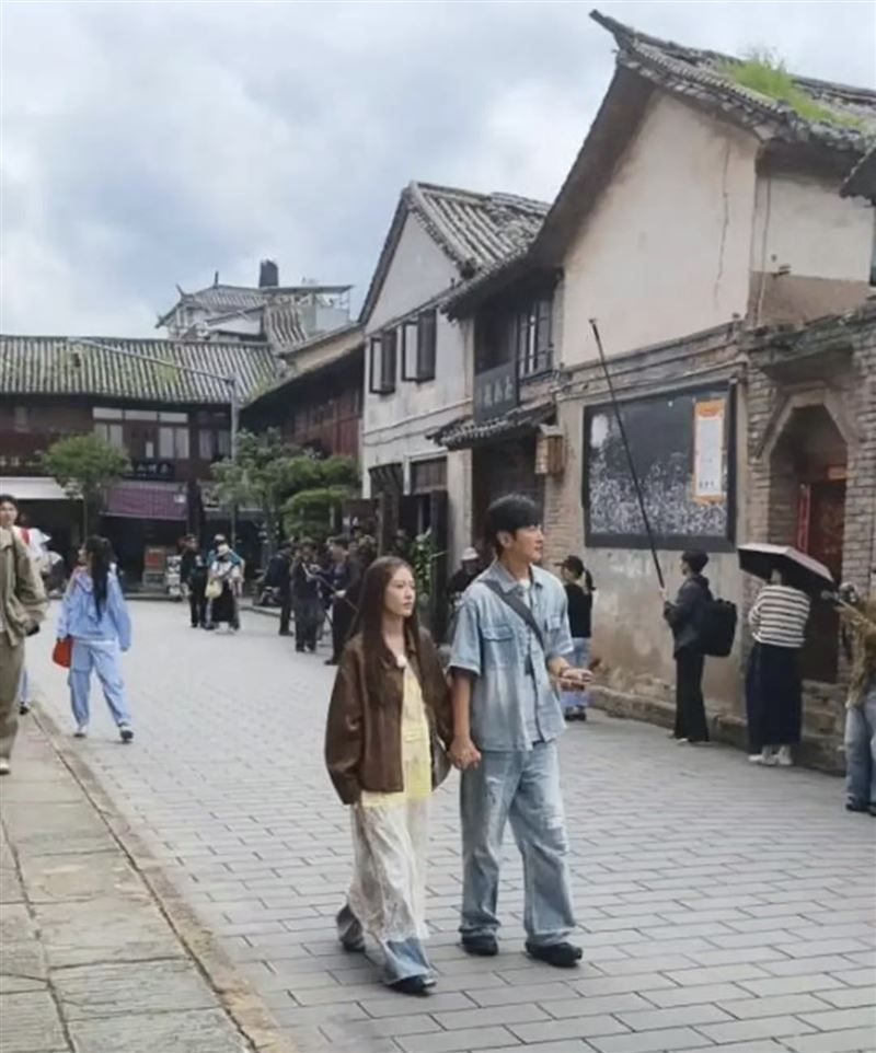 高梓淇遭目擊牽手嫩妹,疑似新歡。(圖/翻攝自微博)