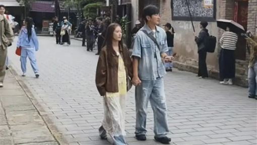 斬斷6年異國婚　男星被目擊牽手嫩妹出遊