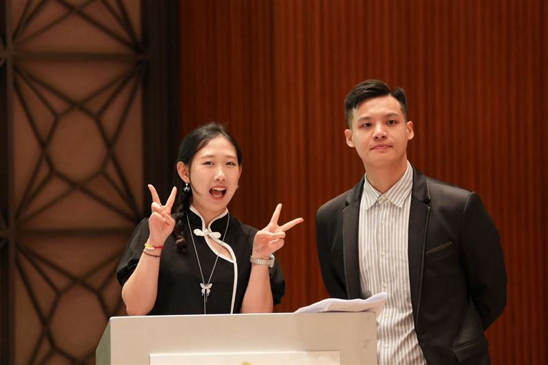一張獎狀逆轉人生!台南女孩黃雅文從沉默到蛻變成優秀年輕主持人。黃媽媽哭謝沒血緣家人靈鷲山是第二個家。圖左一為黃雅文。(圖/靈鷲山提供)