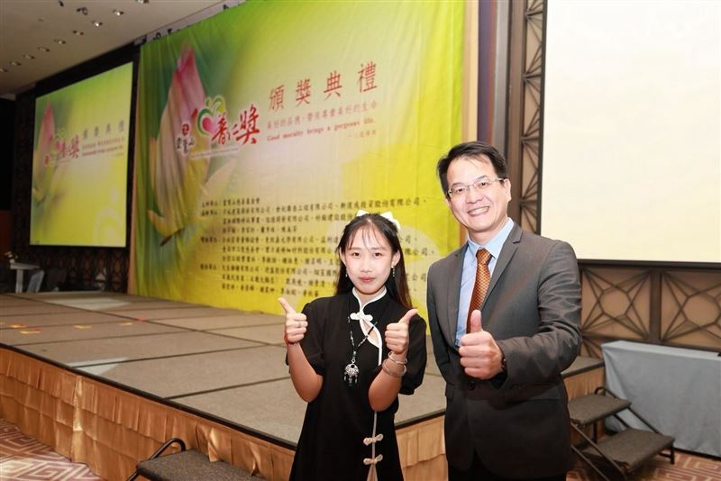 一張獎狀逆轉人生!台南女孩黃雅文從沉默到蛻變成優秀年輕主持人。黃媽媽哭謝沒血緣家人靈鷲山是第二個家。圖左為黃雅文。(圖/靈鷲山提供)