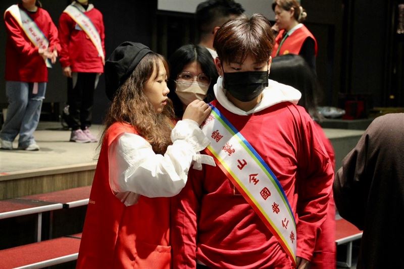 一張獎狀逆轉人生!台南女孩黃雅文從沉默到蛻變成優秀年輕主持人。黃媽媽哭謝沒血緣家人靈鷲山是第二個家。圖左一為黃雅文。(圖/靈鷲山提供)