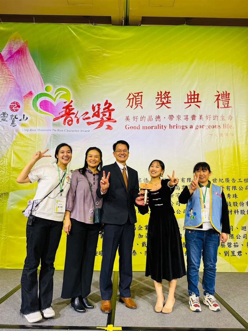 一張獎狀逆轉人生!台南女孩黃雅文從沉默到蛻變成優秀年輕主持人。黃媽媽哭謝沒血緣家人靈鷲山是第二個家。圖右二為黃雅文。(圖/靈鷲山提供)
