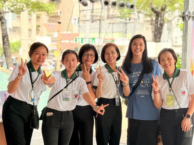 一張獎狀逆轉人生!台南女孩黃雅文從沉默到蛻變成優秀年輕主持人。黃媽媽哭謝沒血緣家人靈鷲山是第二個家。圖左二為黃雅文。(圖/靈鷲山提供)
