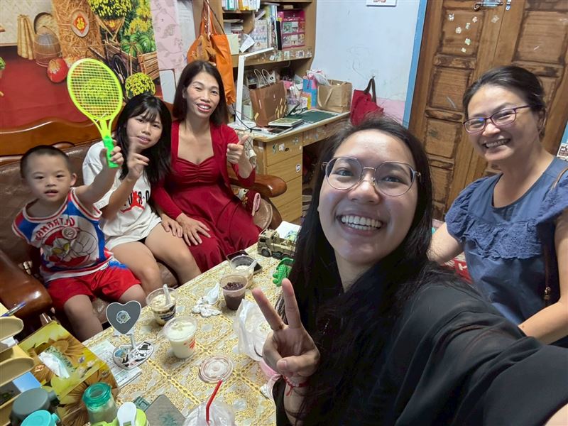 一張獎狀逆轉人生!台南女孩黃雅雯從沉默到蛻變成優秀年輕主持人。黃媽媽哭謝沒血緣家人靈鷲山是第二個家。圖為靈鷲山志工家庭訪問。(圖/靈鷲山提供)
